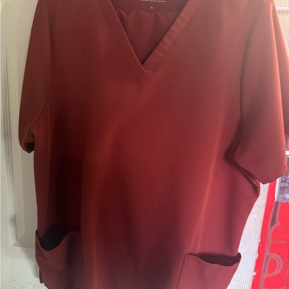 Women’s V-Neck Pocket Top - fired brick